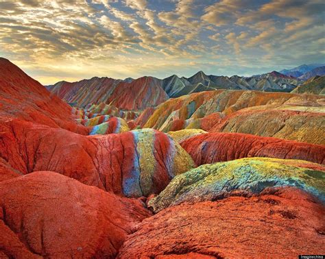 Danxia Dağları: Güney Çin'in Sıcak Renkli Harikası!