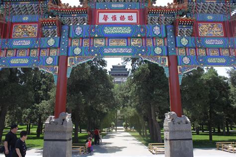 Jingshan Parkı Şehrin Kalbinde Yeşil Bir Havuz ve Tarihi Anıtlarla Doludur!