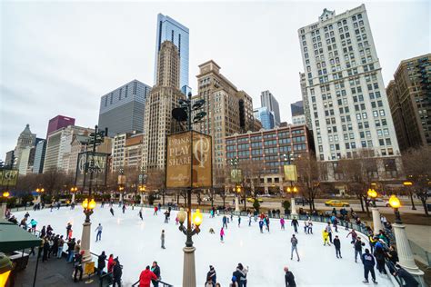  Millennium Park Buz Pateni Pisti: Şehirdeki En Eğlenceli ve Kalp Ağrıtıcı Deneyim!