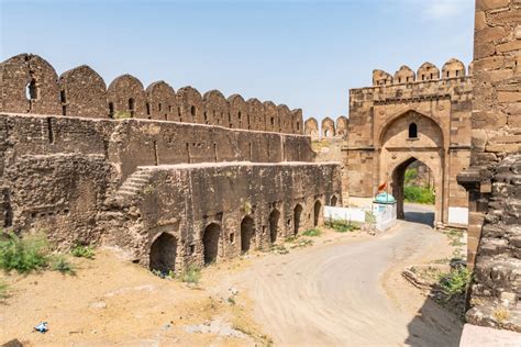 Rohtas Qila: Gizemli Tarihi ve Muhteşem Manzaralar!